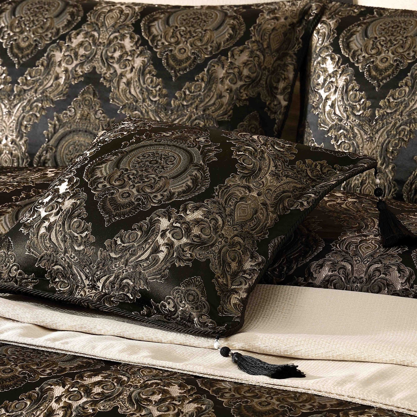 Monarch Black Quilt Cover Set by Davinci