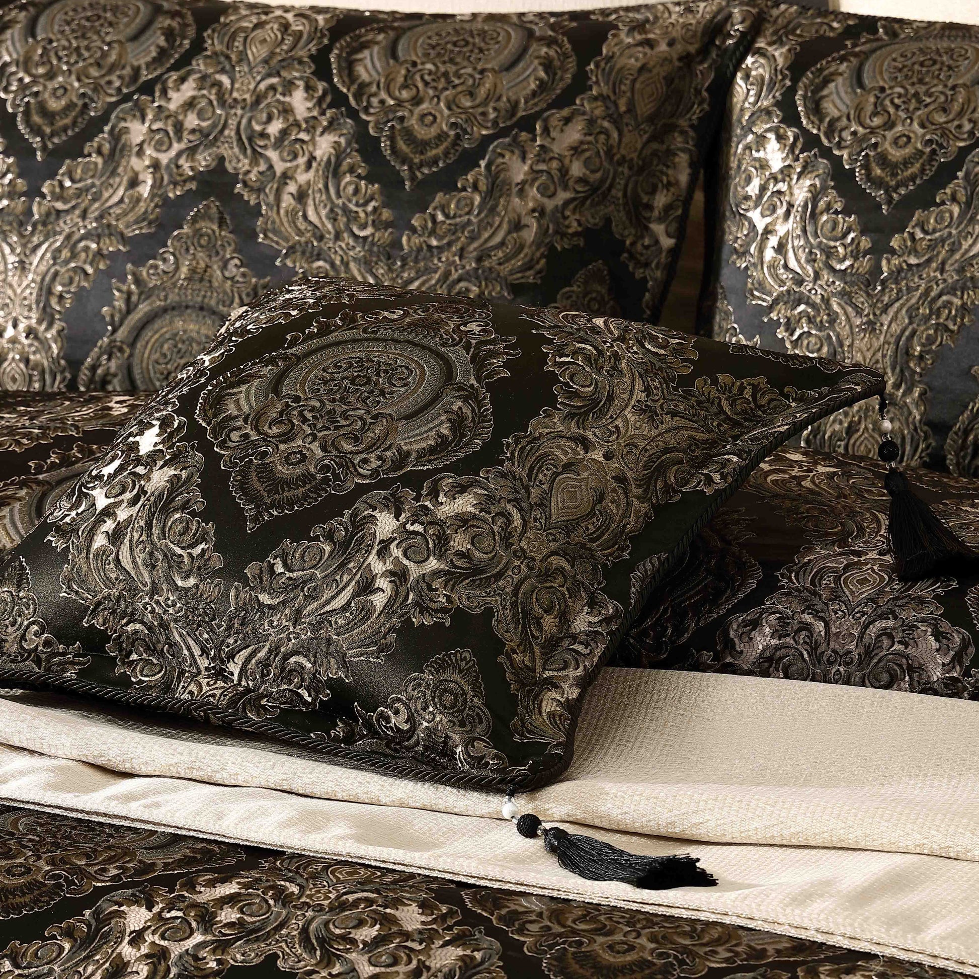 Monarch Black Quilt Cover Set by Davinci