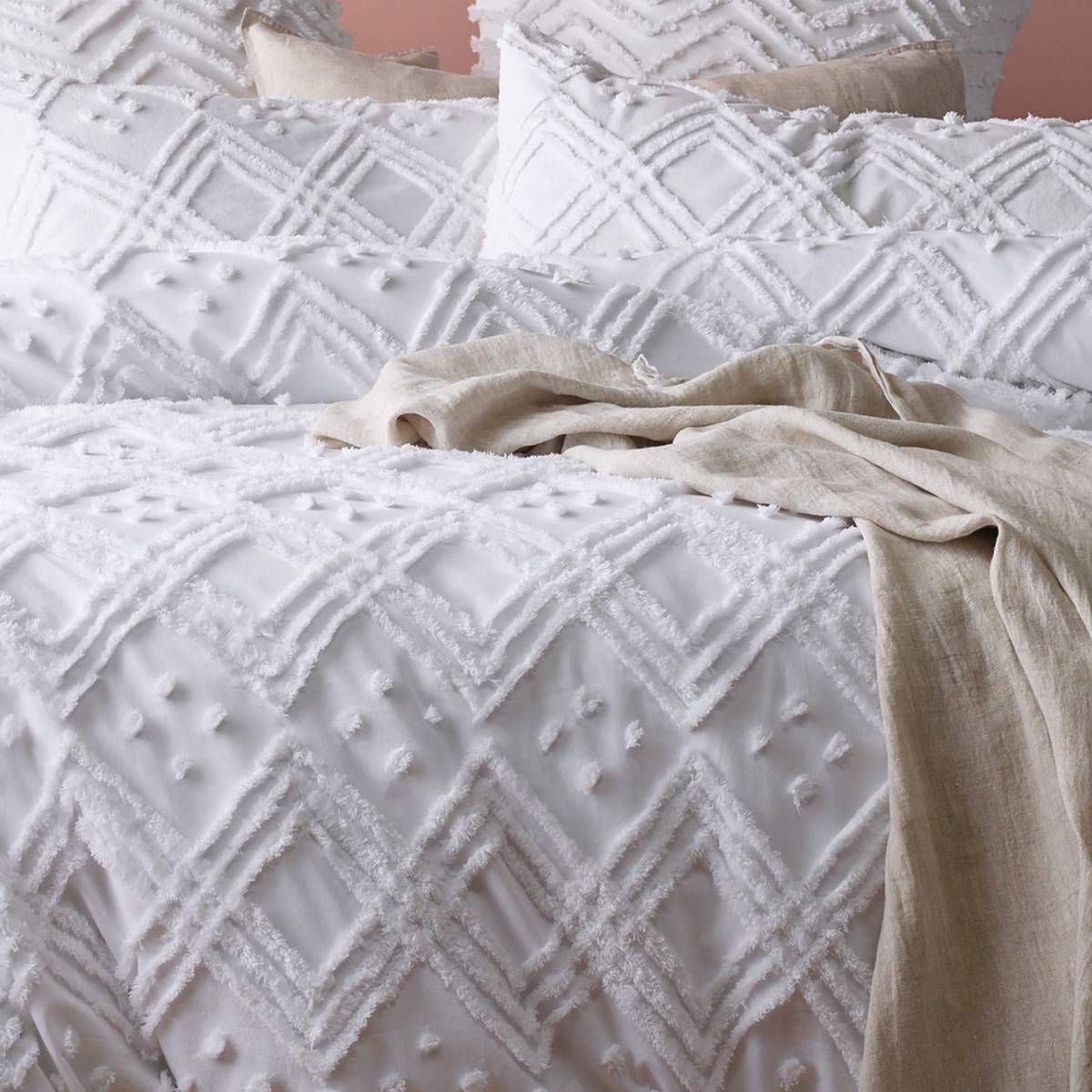 Medallion WHITE Quilt Cover Set by Park Avenue